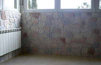 [rg] reformasGUADALAJARA - Revestimiento de pared con la imitación de piedra en una vivienda en Guadalajara
