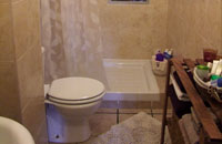 [rg] reformasGUADALAJARA - Cuarto de baño después de cambiar el plato de ducha en una vivienda en Alcalá de Henares